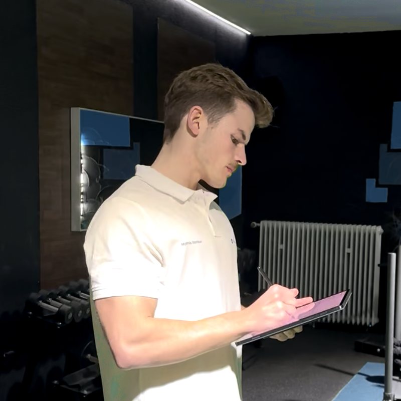 Mathis Renken bei der Trainingsplanung im Studio